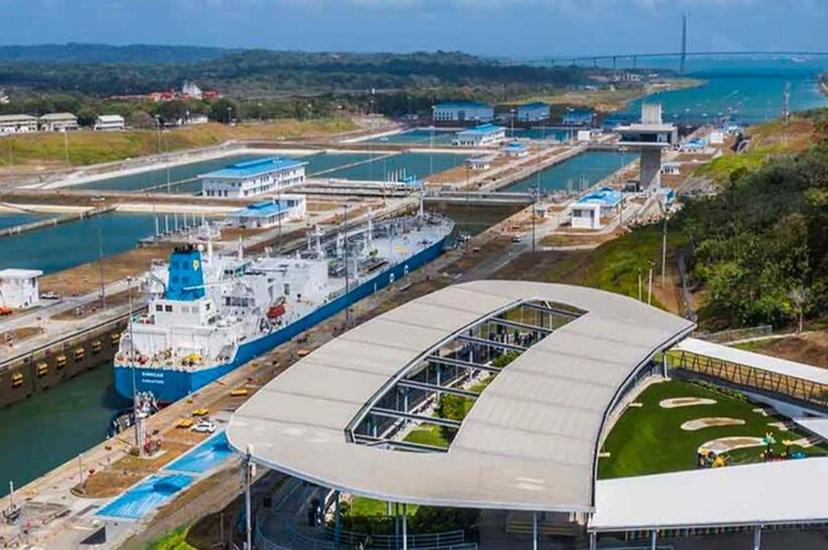Un crucero está atracado en un puerto
