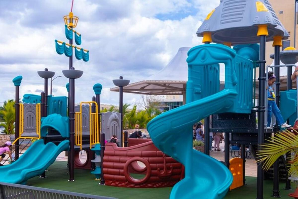 un patio de juegos con un tobogán en un parque