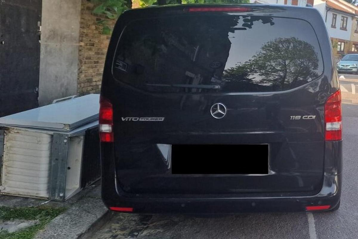 un SUV nero parcheggiato accanto a un edificio