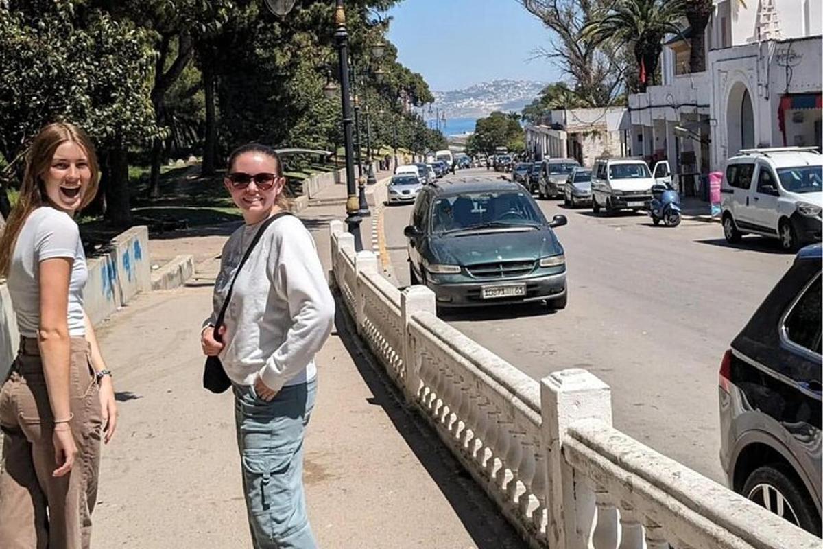 dvě ženy jdoucí po chodníku na městské ulici