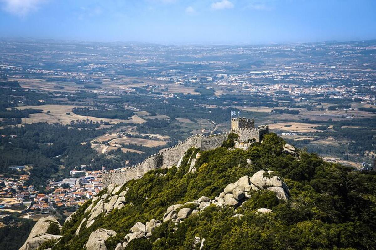 hrad na vrcholu hory