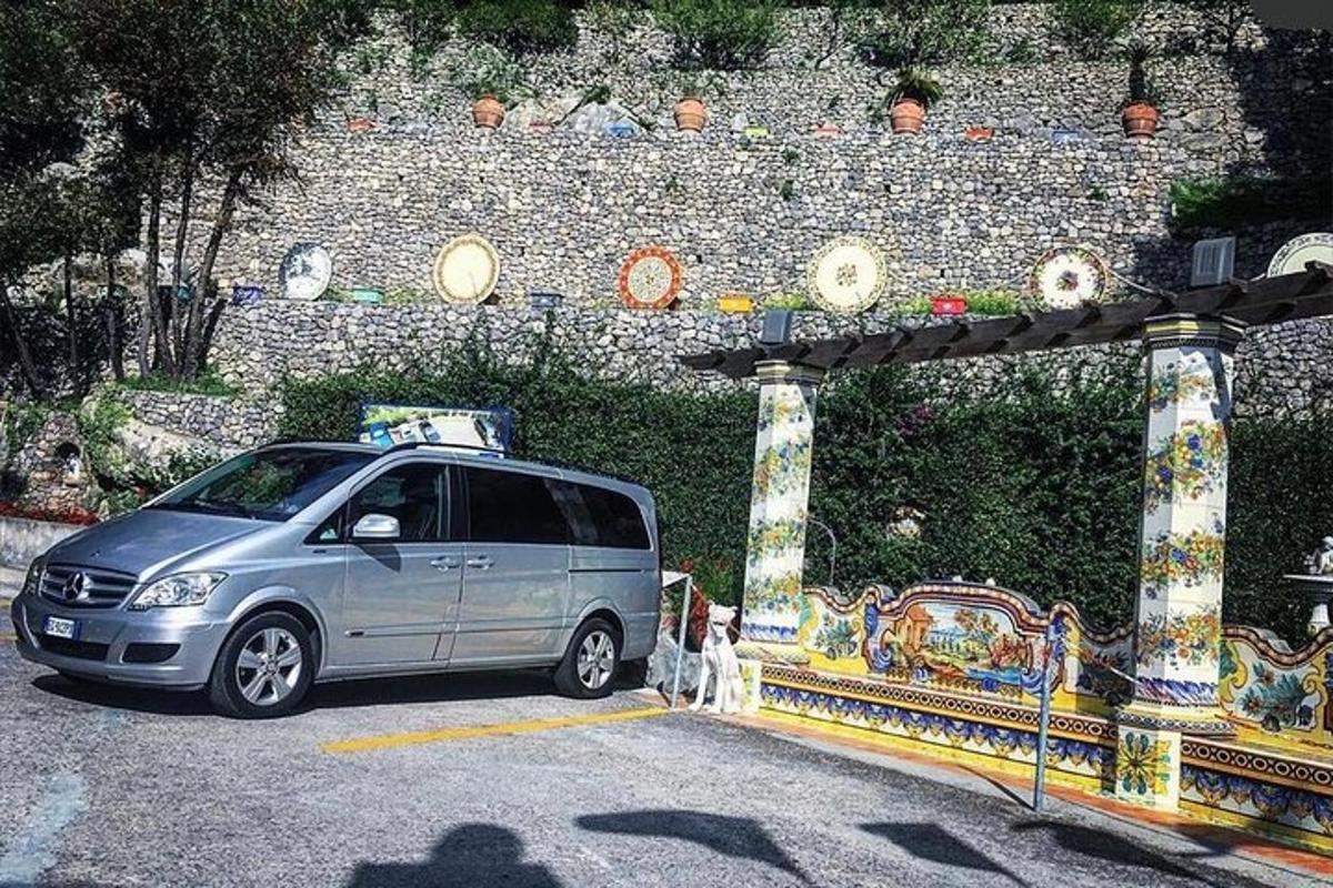 dodávka zaparkovaná na parkovišti vedle budovy