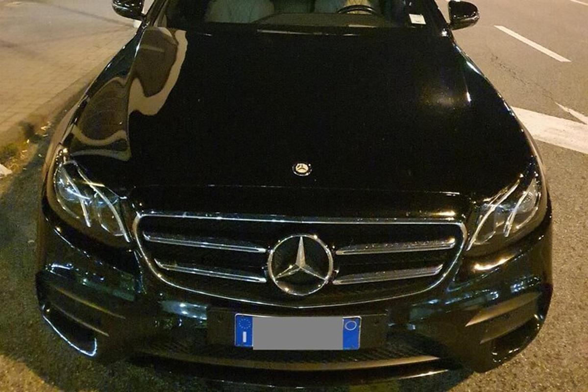 Crni Mercedes Benz parkiran na ulici