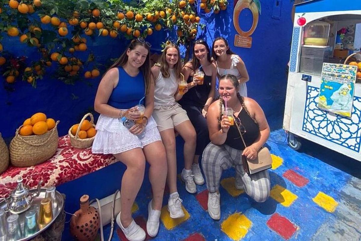 um grupo de mulheres posando para uma foto com bebidas
