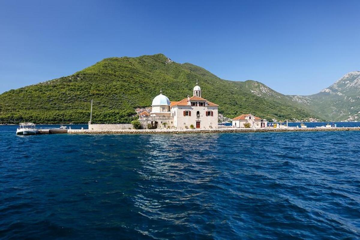 un edificio su un'isola in mezzo all'acqua