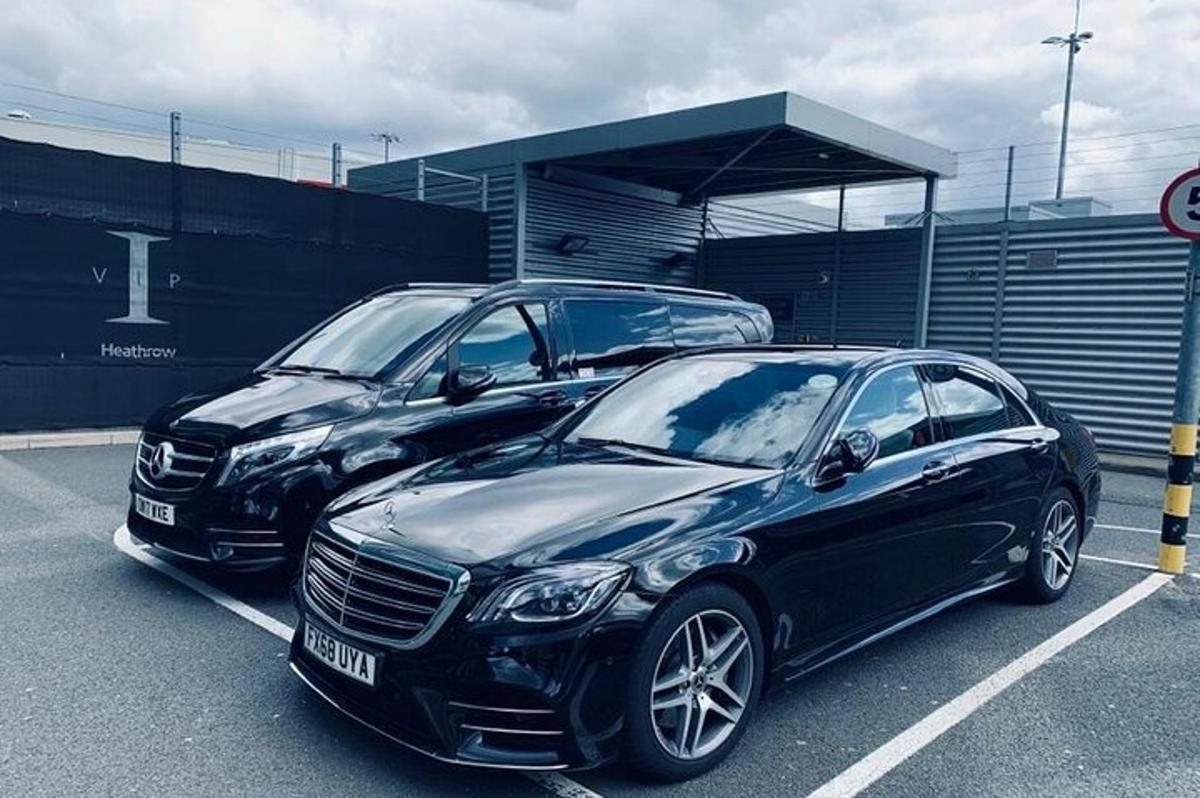 dua buah kereta hitam diletakkan di tempat letak kereta