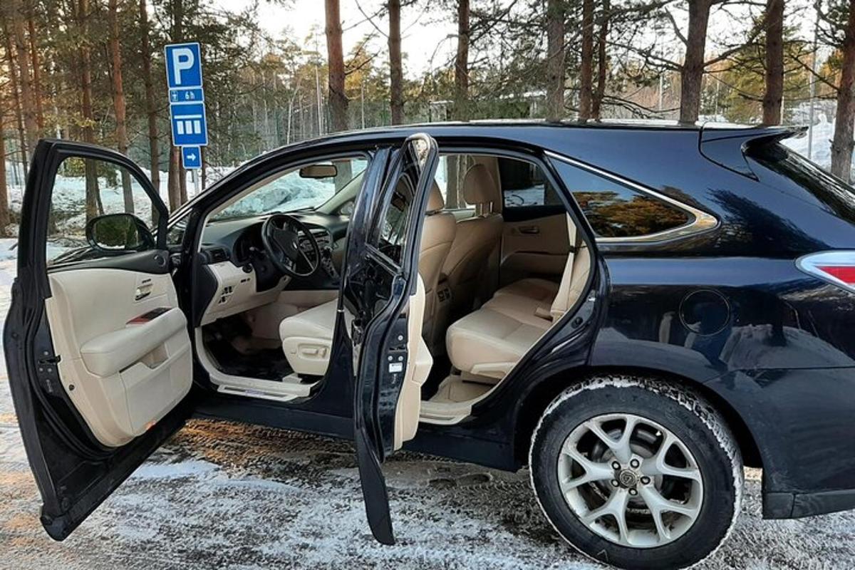 črn avto z odprtimi vrati v snegu