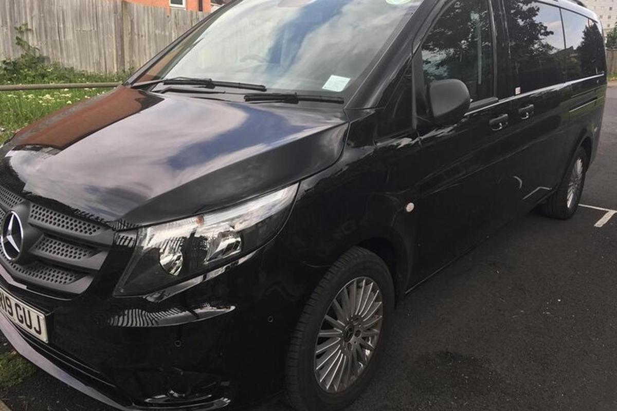 sebuah kereta hitam diletakkan di tempat letak kereta