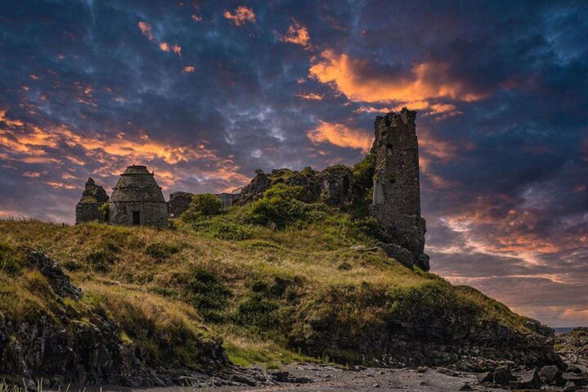 un castel vechi pe un deal cu cer înnorat