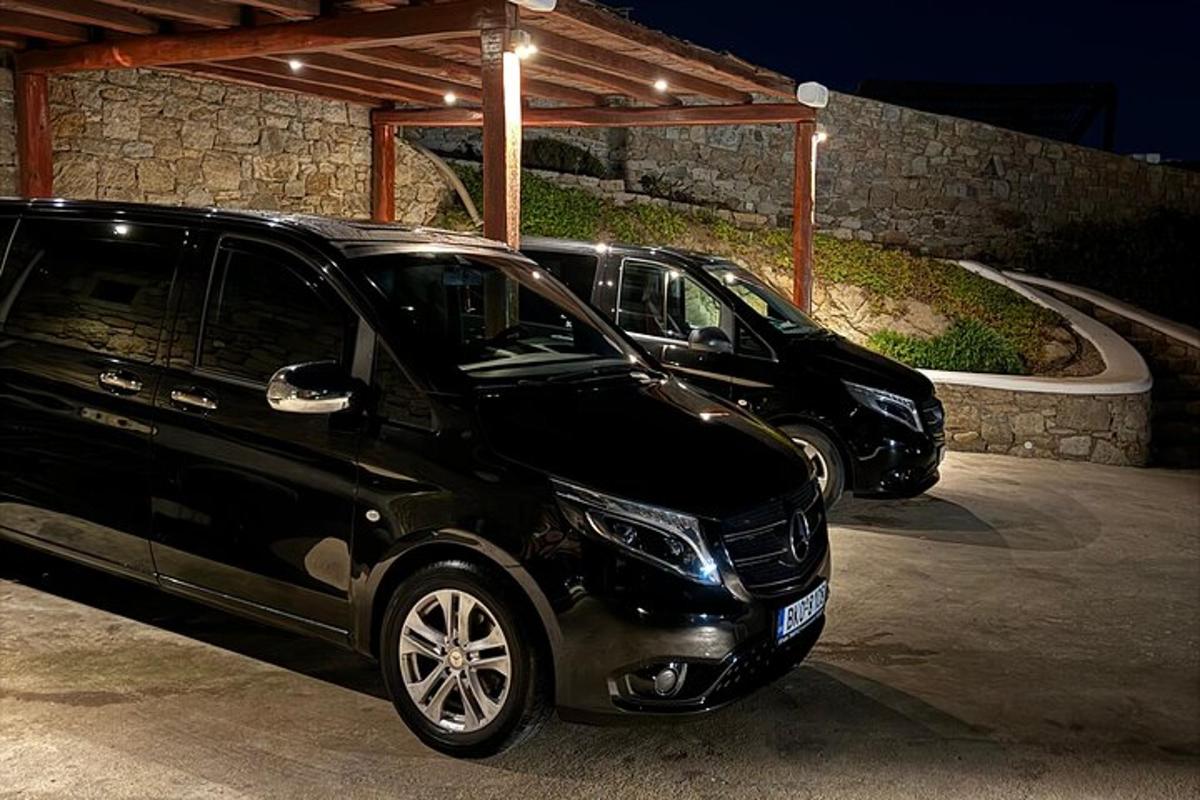 dvě černá auta zaparkovaná na parkovišti v noci