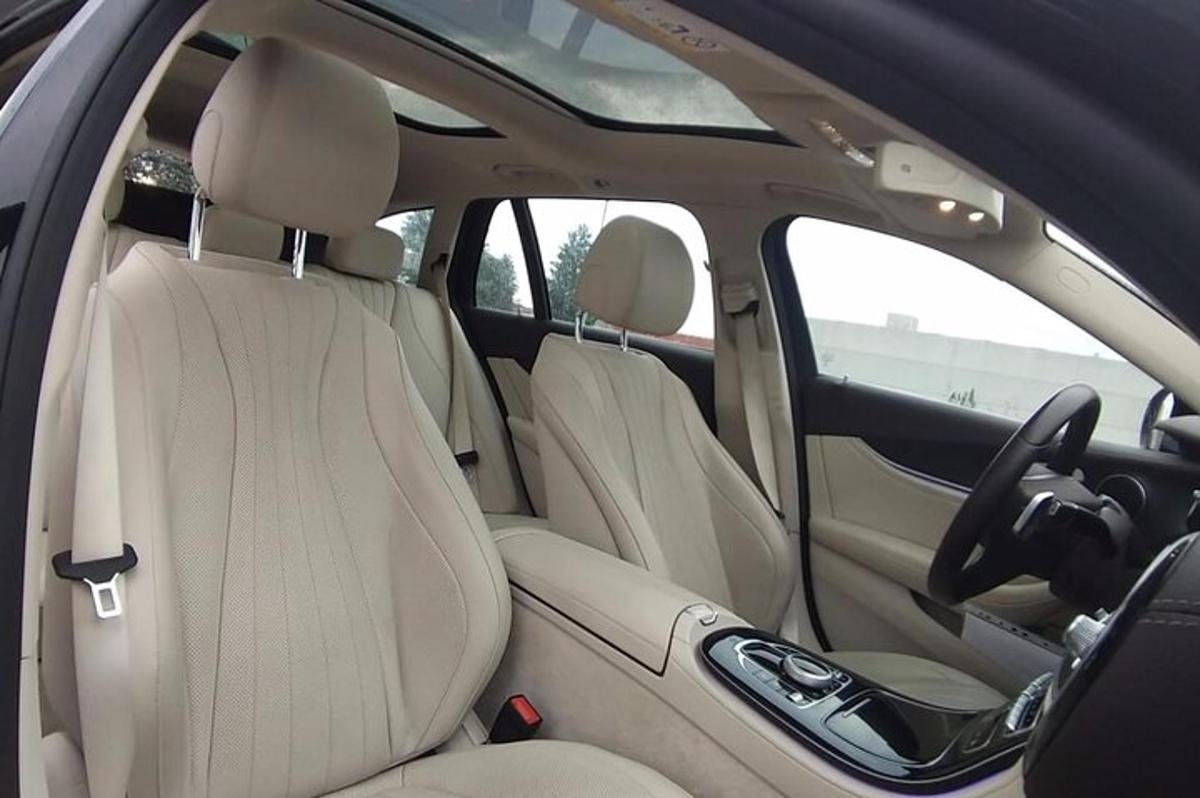 uma vista dos bancos traseiros de um carro