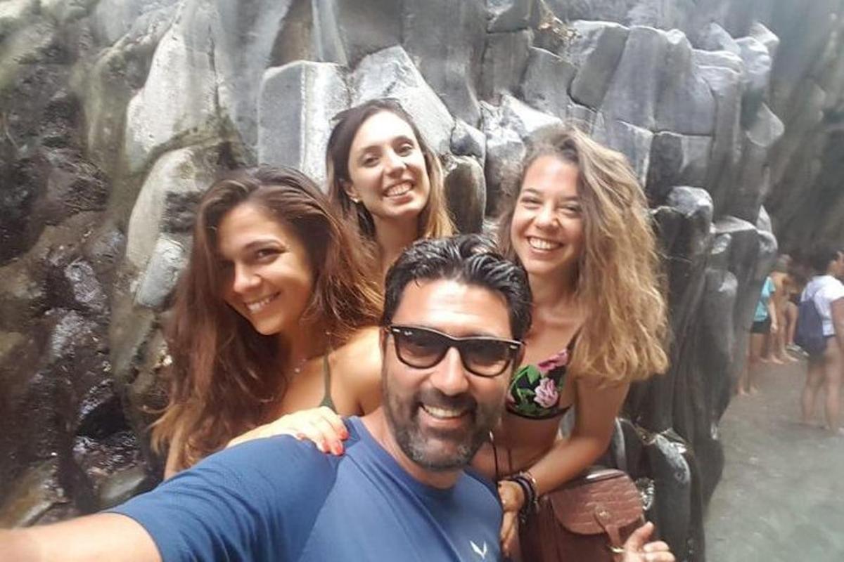 μια ομάδα ανθρώπων που ποζάρουν για μια φωτογραφία στον ζωολογικό κήπο