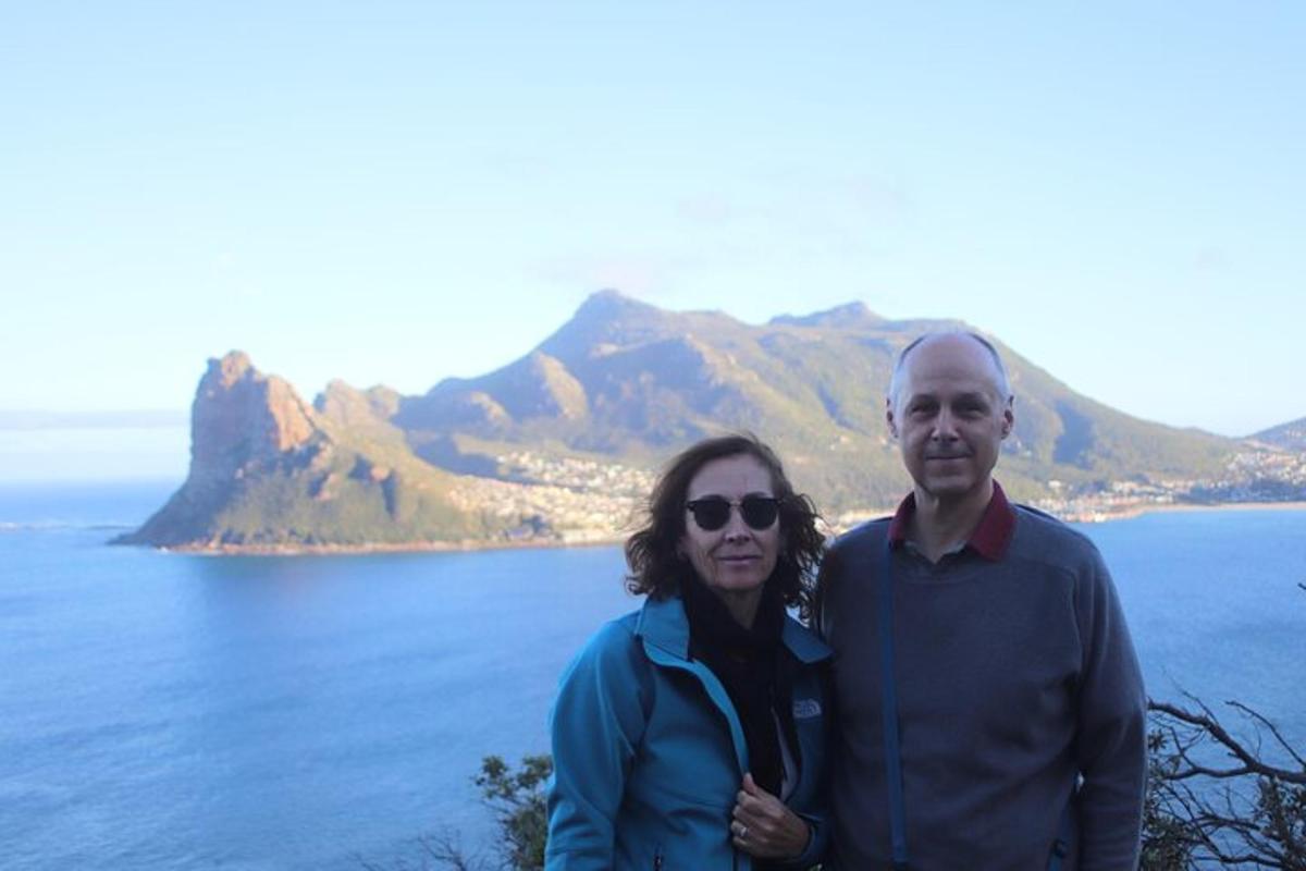 un uomo e una donna in piedi di fronte all'oceano