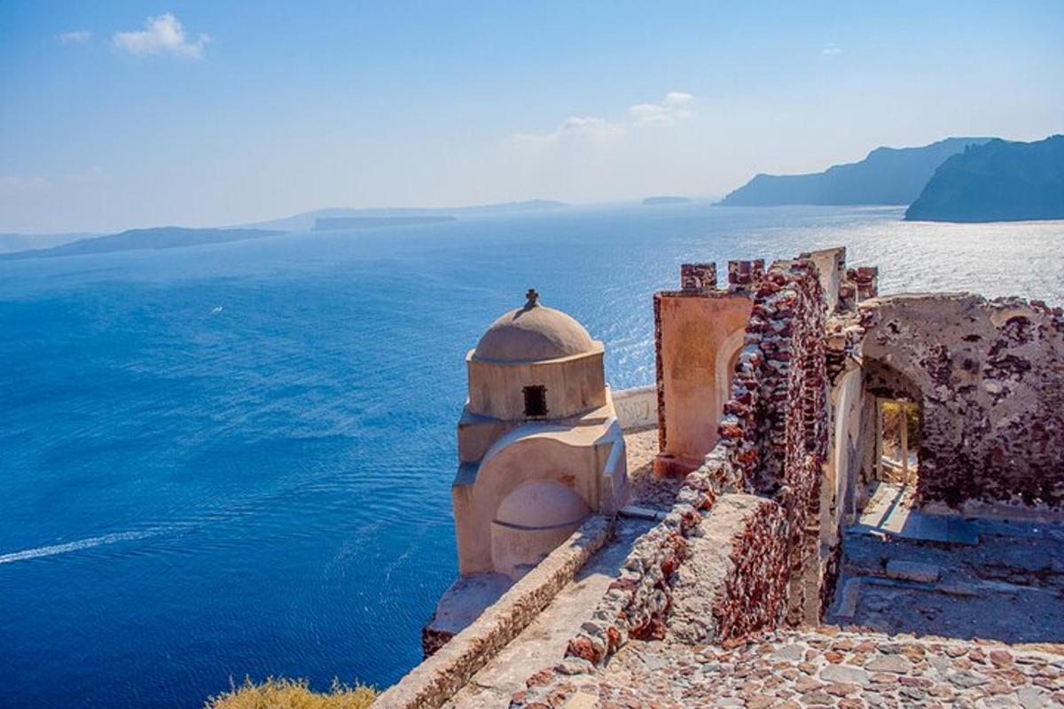 un edificio sul lato dell'oceano