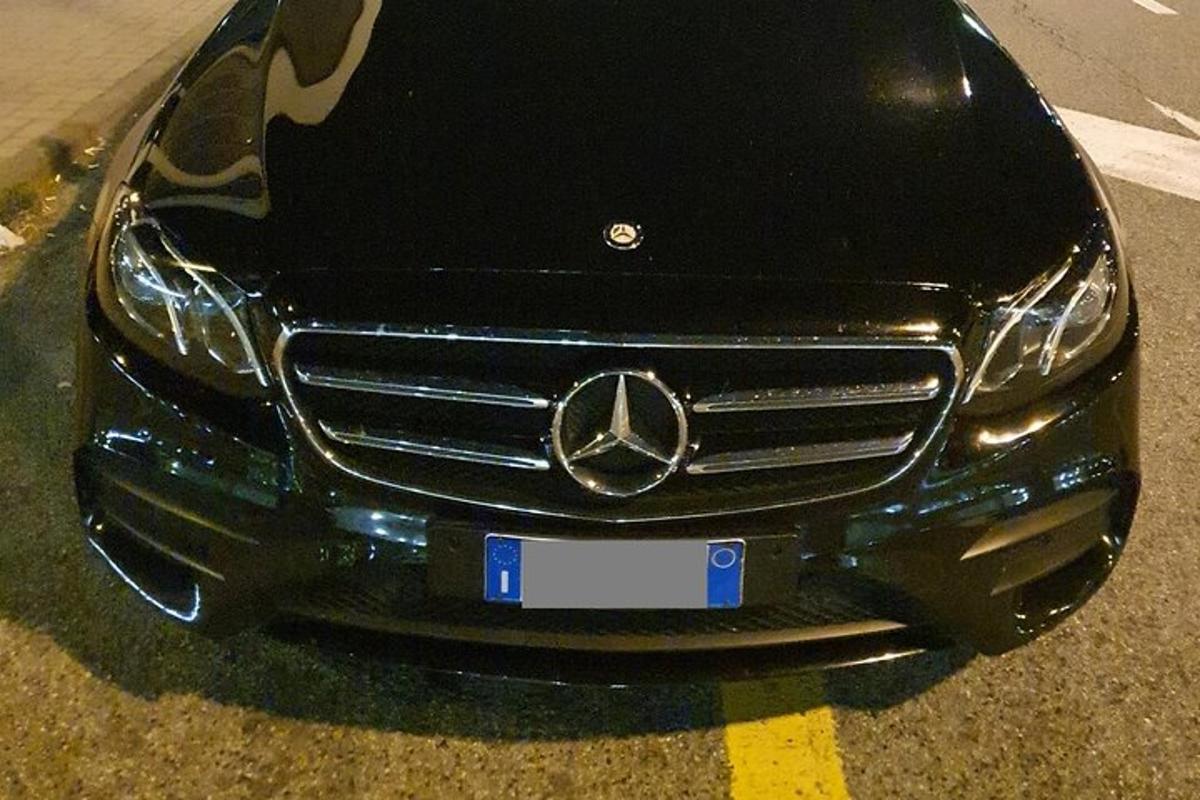 um carro preto estacionado em um estacionamento