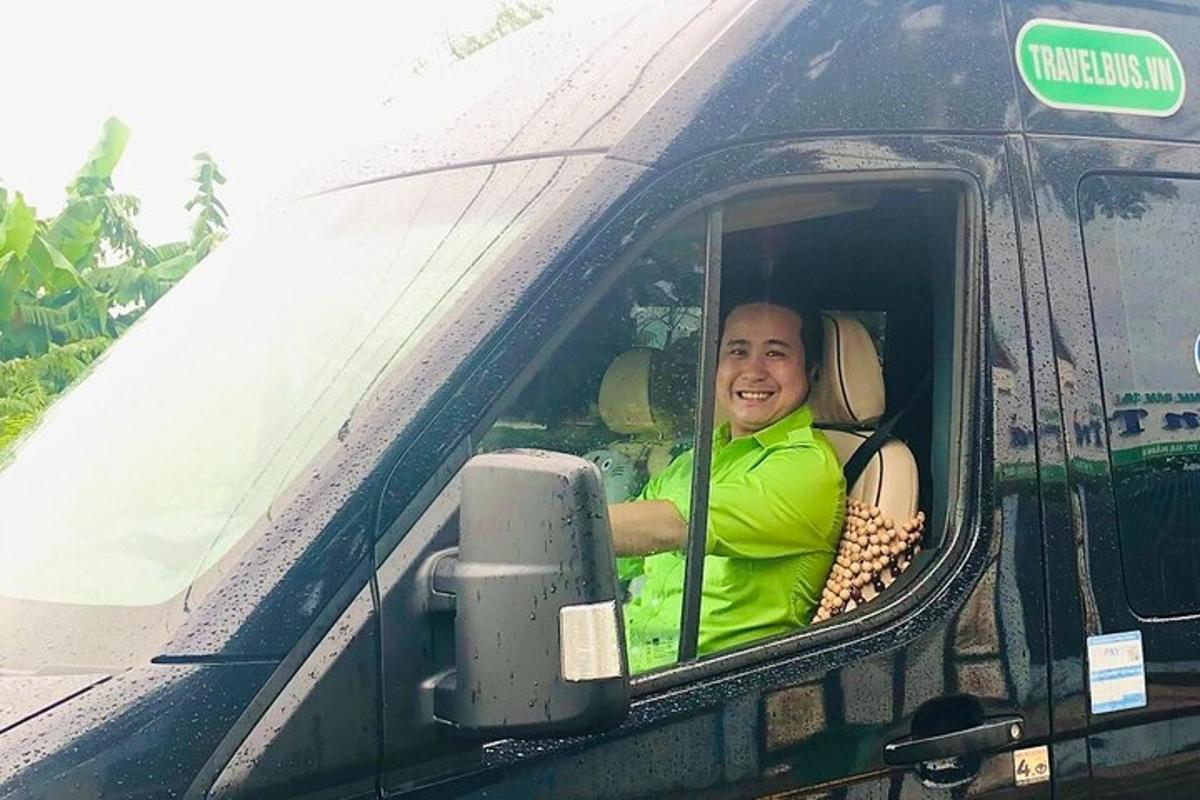žena se usmívá, když sedí v autě