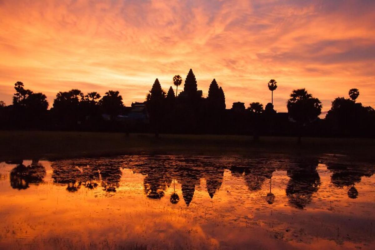 พระอาทิตย์ตกพร้อมเงาวัดสะท้อนน้ำ