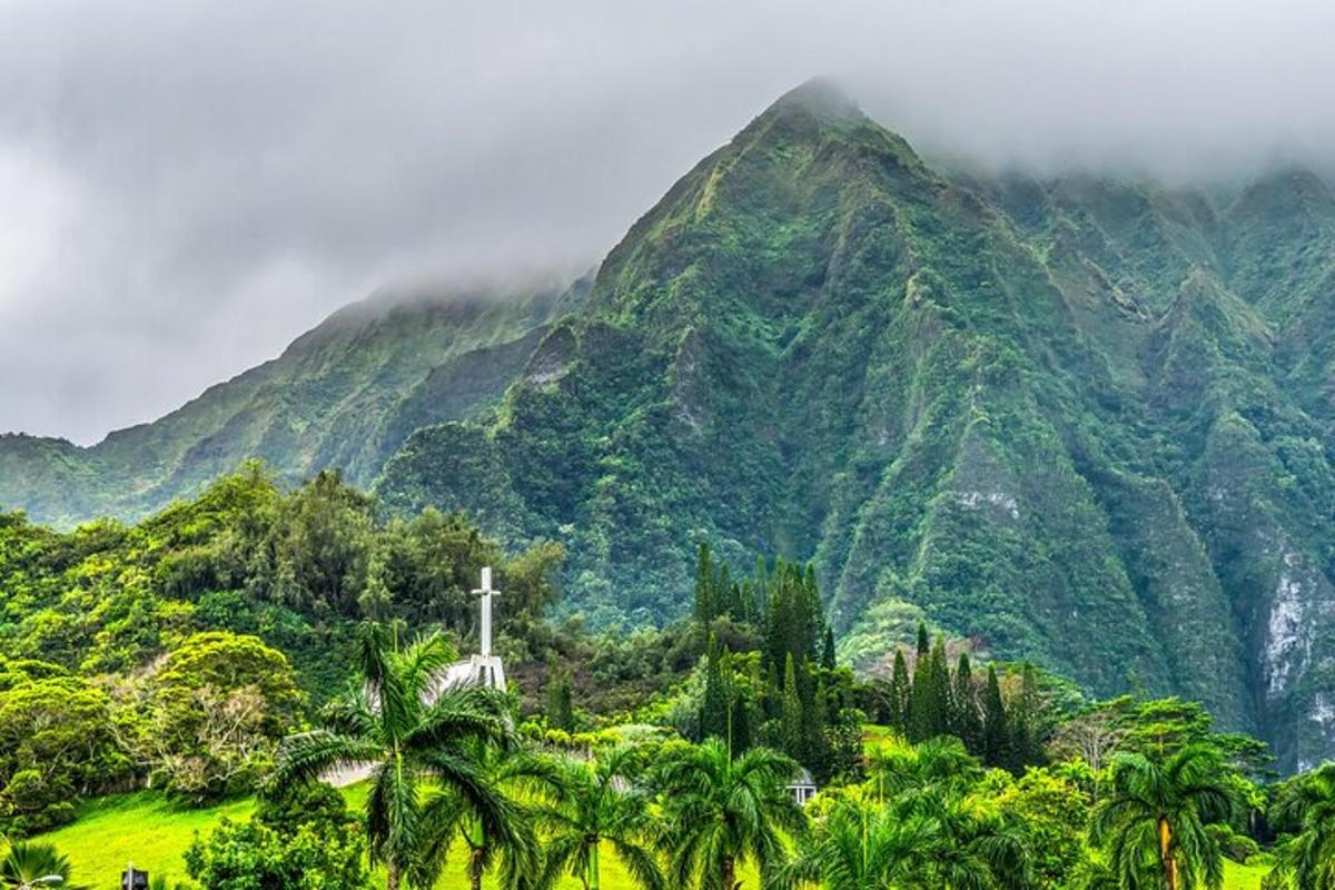 gunung dengan salib dan pokok palma di hadapannya