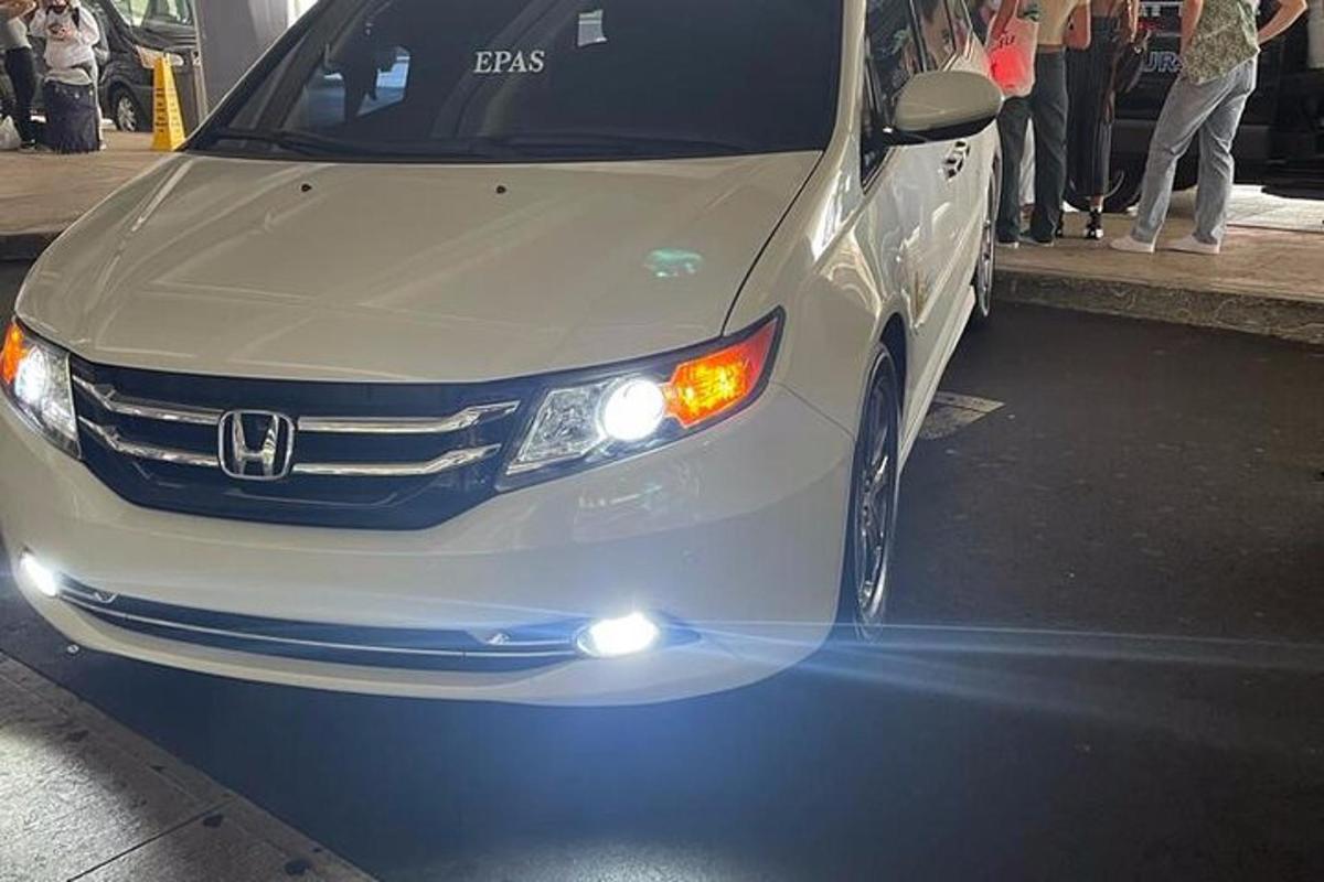 un'auto bianca parcheggiata sul ciglio di una strada