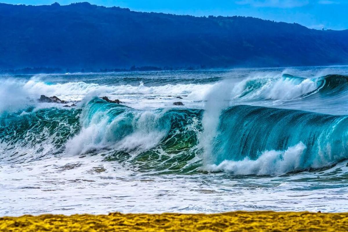 ombak besar di lautan berhampiran pantai