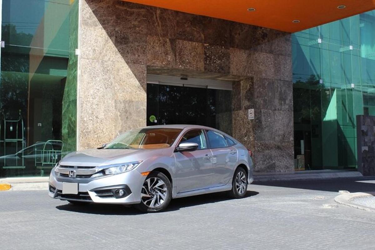 un'auto argentata parcheggiata davanti a un edificio