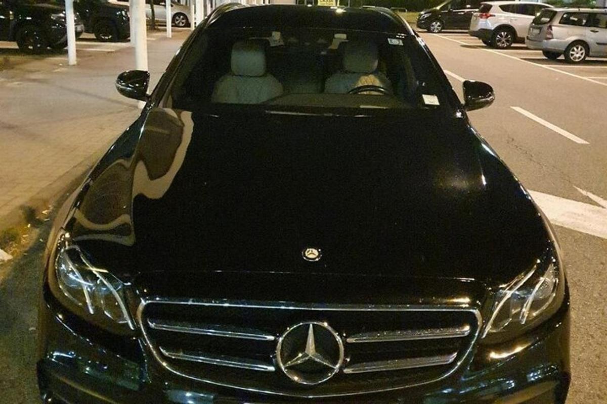 parklas pargitud sõiduauto Mercedes-Benz
