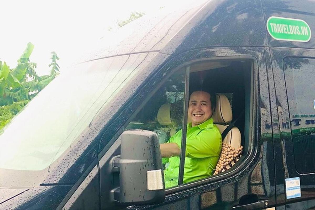 žena sedící v autě a dívající se z okna