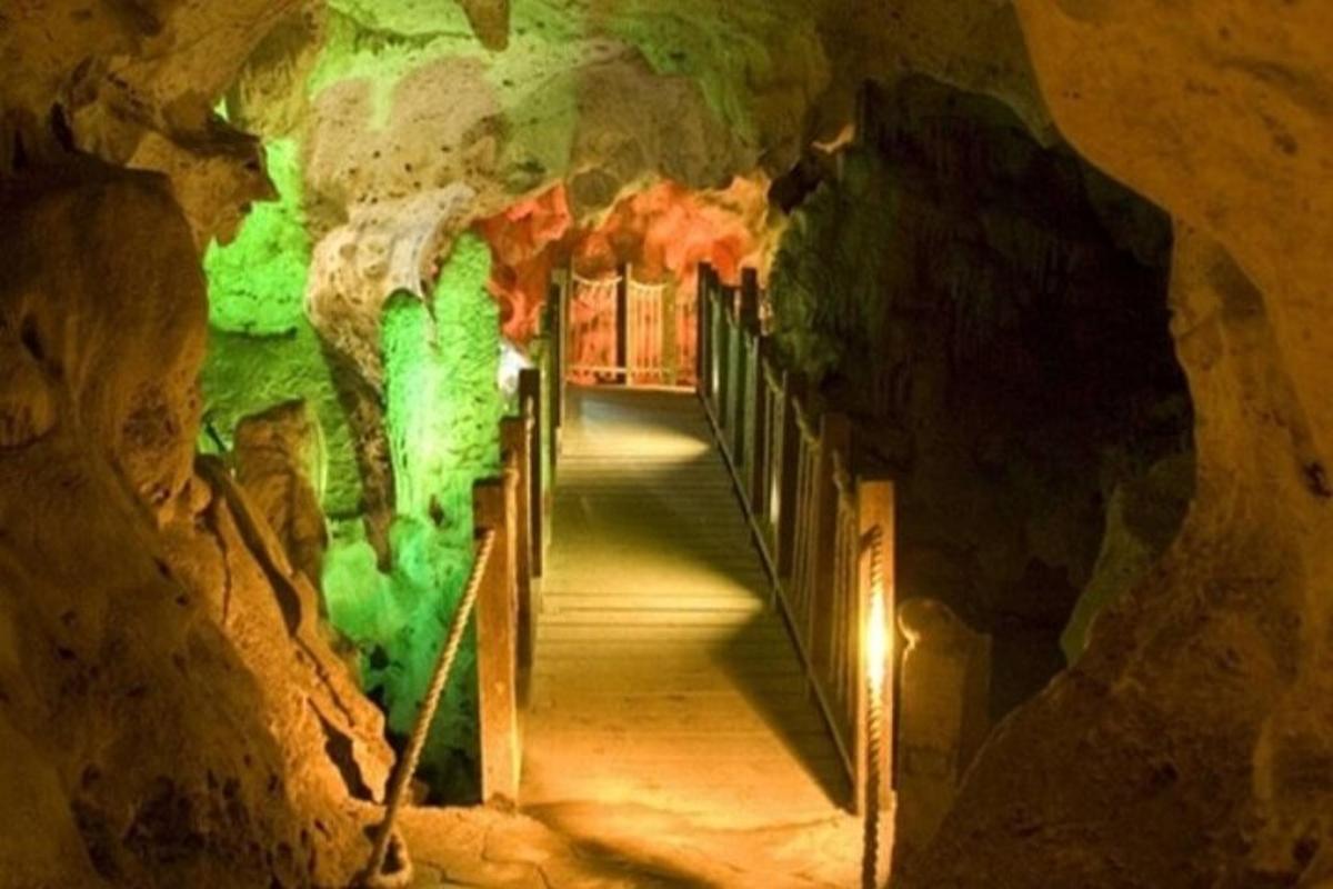 một đường hầm trong hang động có cầu thang bên trong