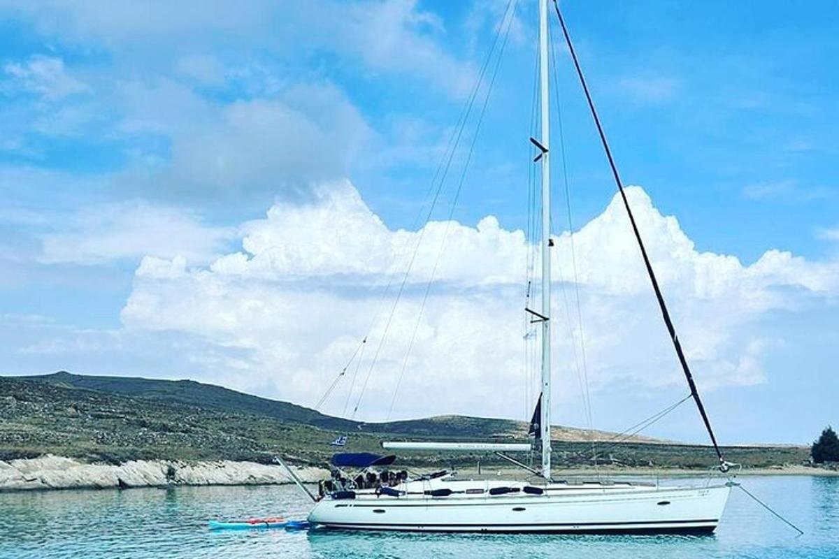 Un velero blanco en el agua de un lago