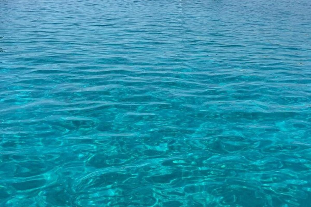un gran cuerpo de agua con agua azul