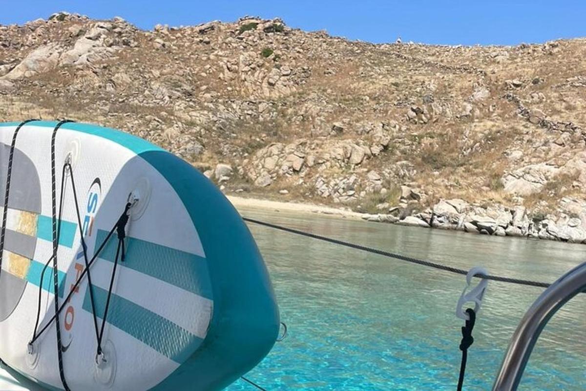 Una tabla de surf colocada en el costado de un barco en el agua