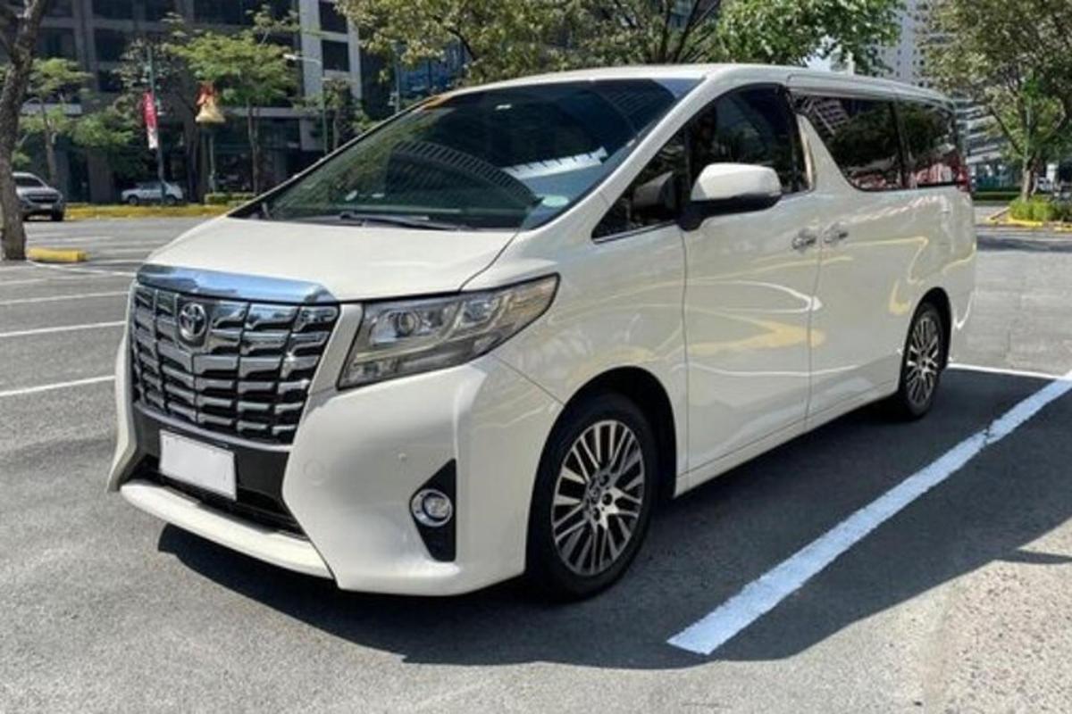 Una camioneta blanca estacionada en un estacionamiento