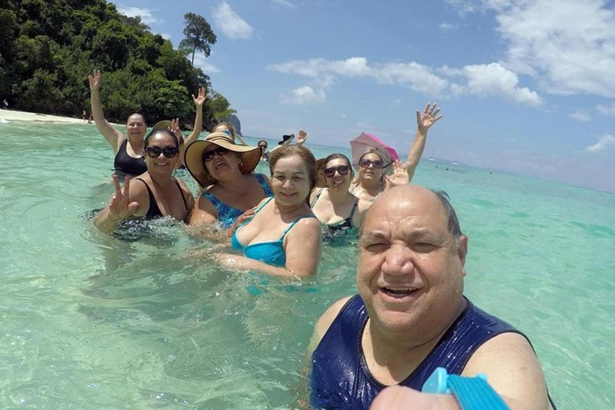 un grup de persones a l'aigua a la platja