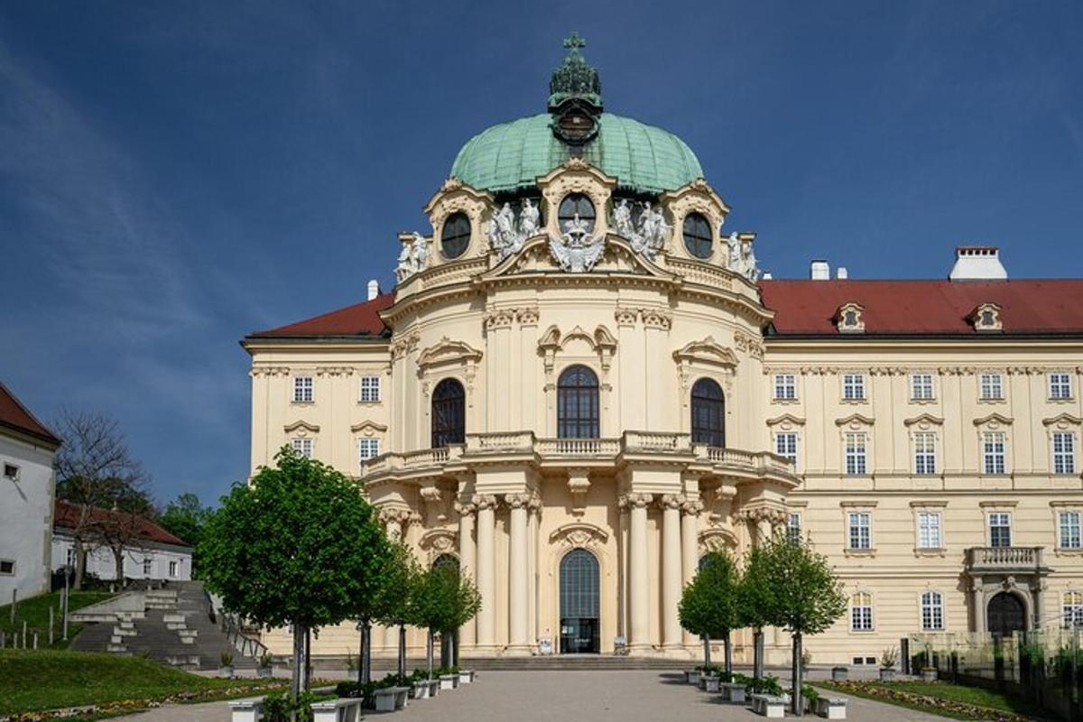 velká hnědá budova se zelenou střechou