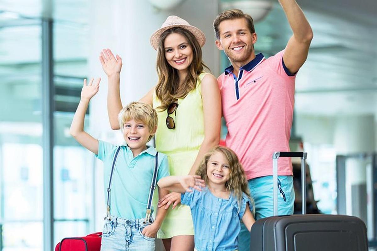 una famiglia in posa con i propri bagagli in un aeroporto