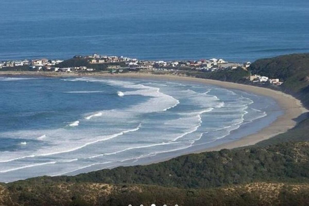 egy légi felvétel egy strandról az óceánnal