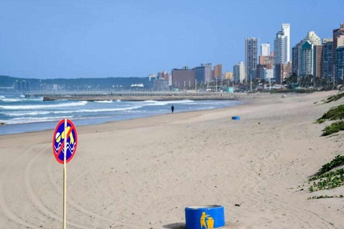 egy strand színes táblával a homokban