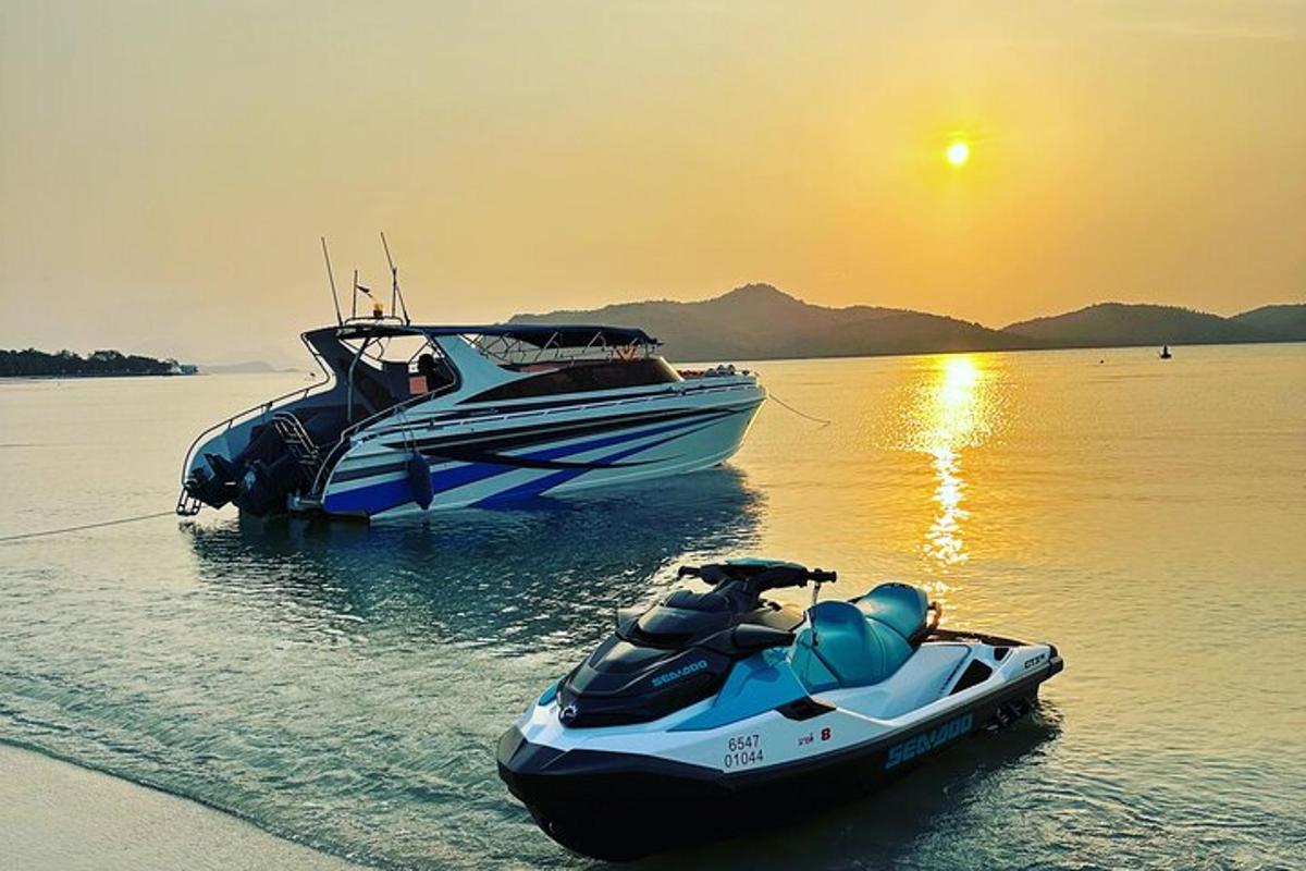 due barche sono attraccate sull'acqua al tramonto
