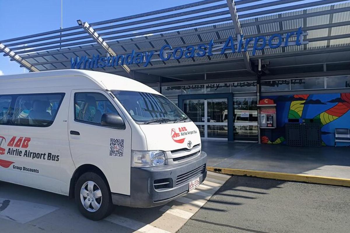 Una camioneta blanca estacionada frente a una gasolinera