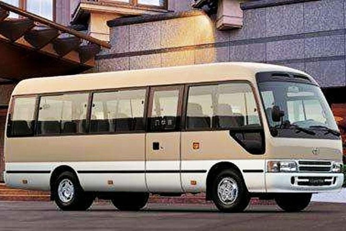 valge buss pargitud parklasse