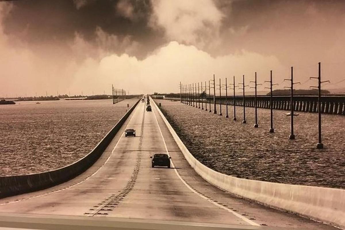 una llarga carretera amb cotxes a la platja