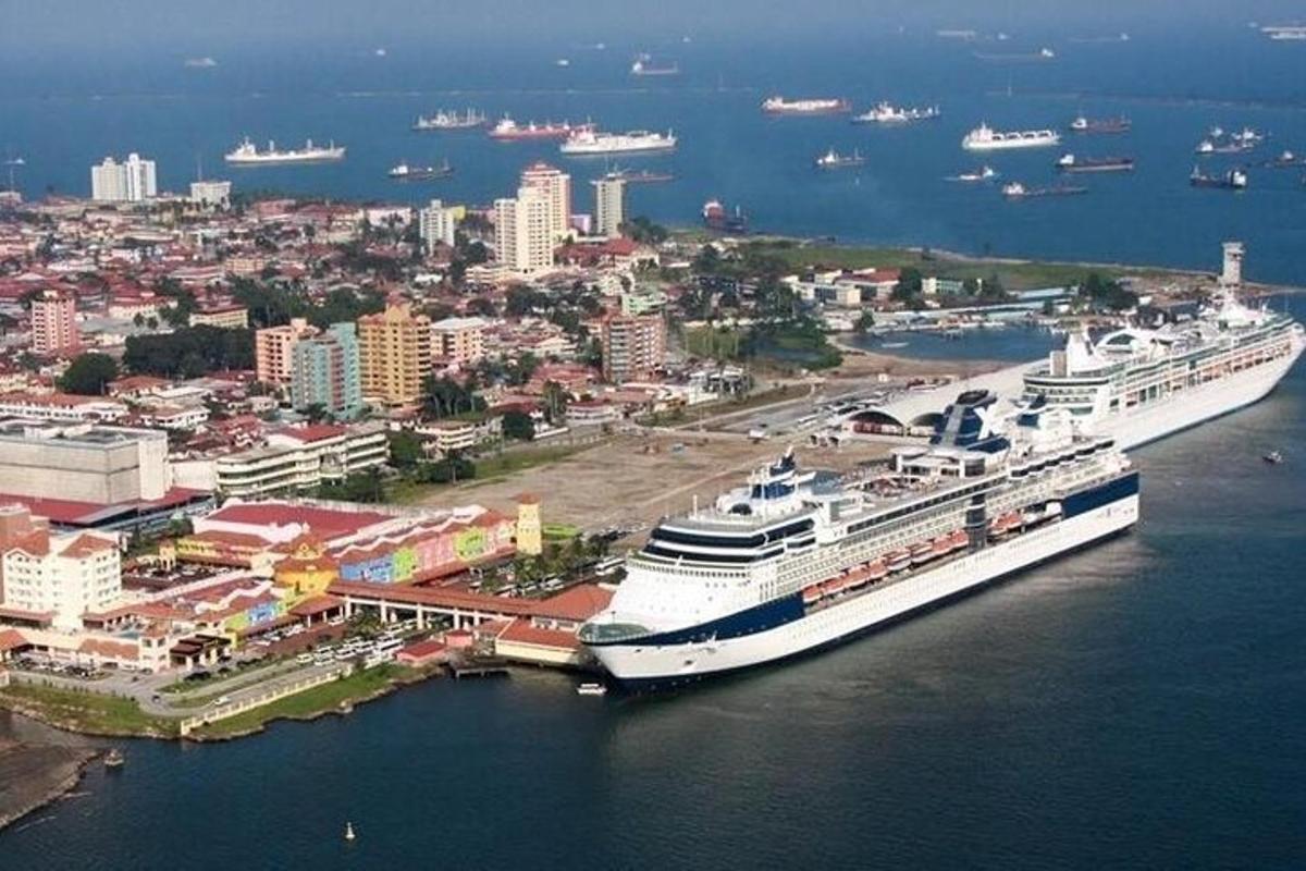 Stórt skemmtiferðaskip liggur að bryggju í höfn