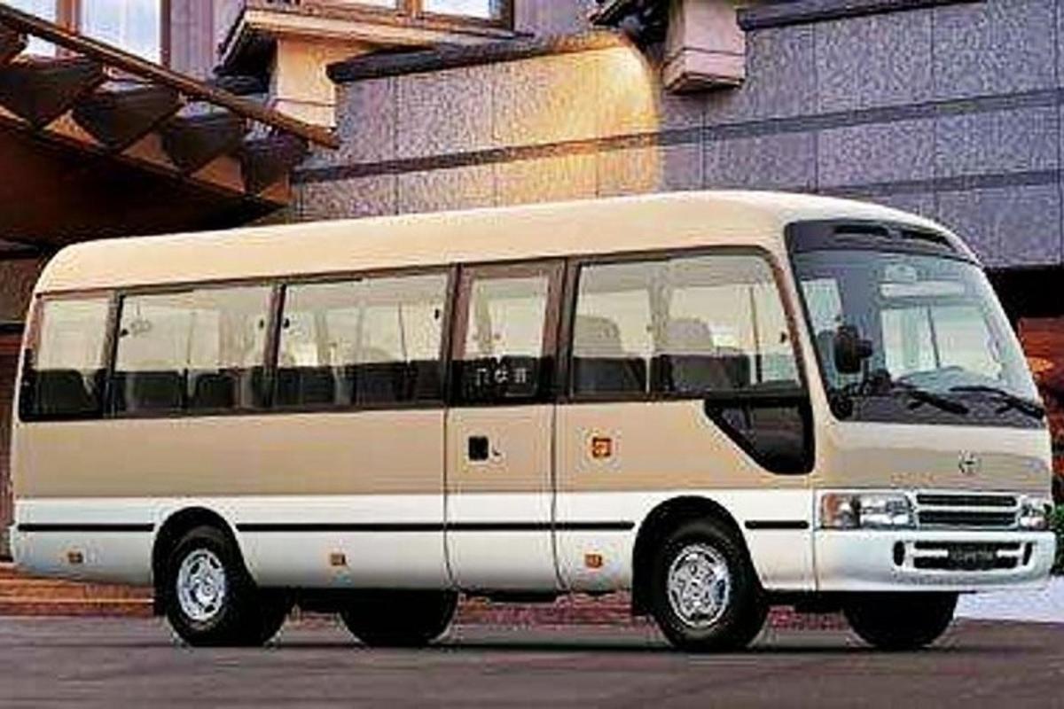 bel avtobus parkiran na parkirišču