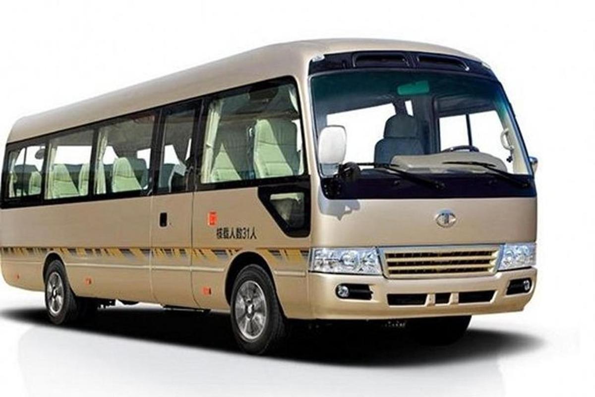 bílý autobus je zobrazen na bílém pozadí