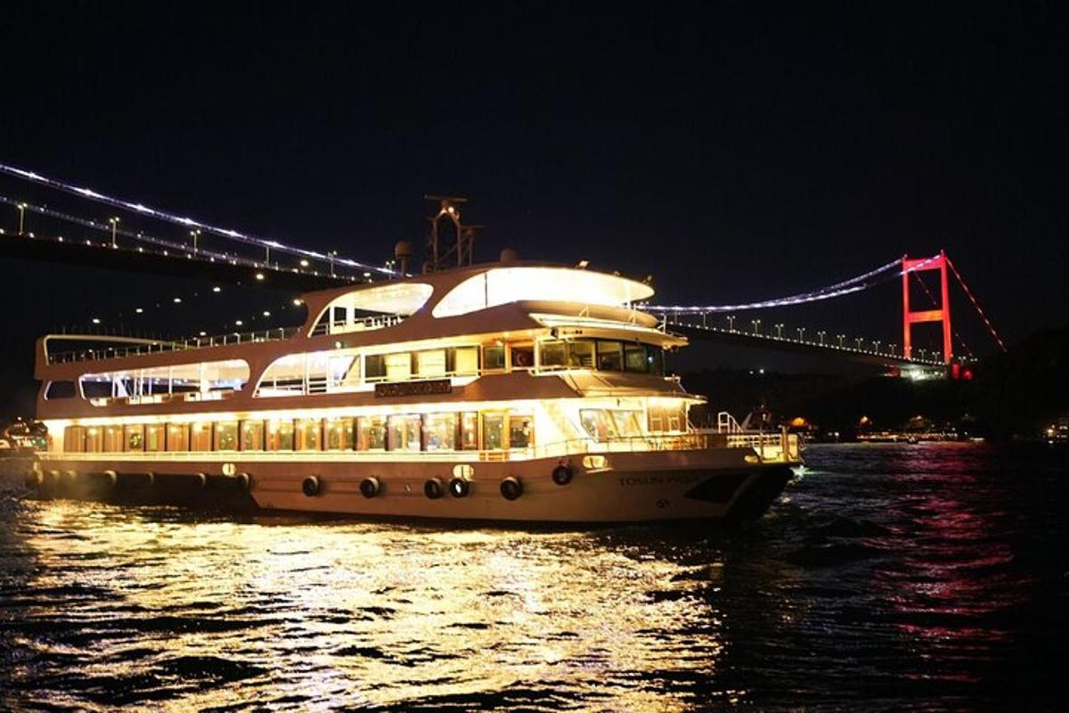 Un gran barco en el agua frente a un puente.