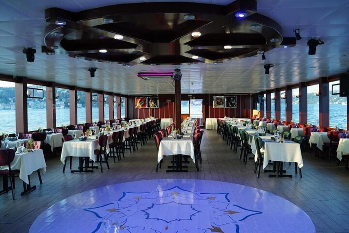 Un comedor con mesas y sillas en un restaurante.