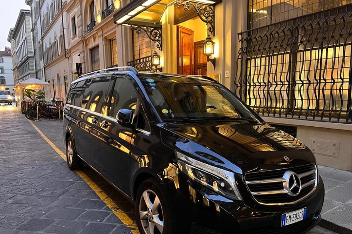 must auto pargitud tänava äärde