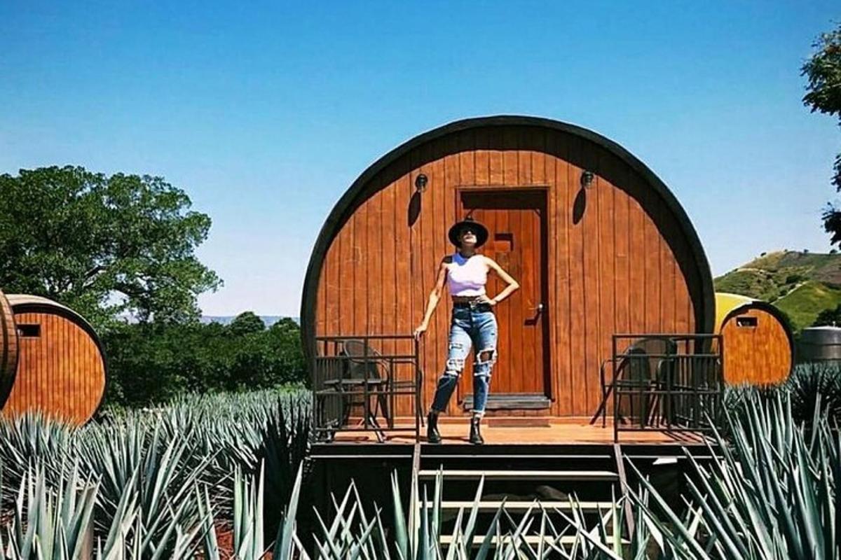 uma mulher parada em frente a uma casa em forma de cúpula