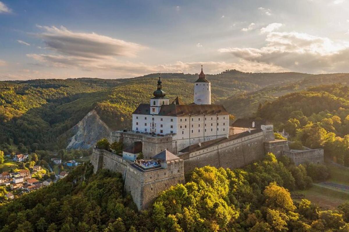 starý hrad na vrcholu kopce