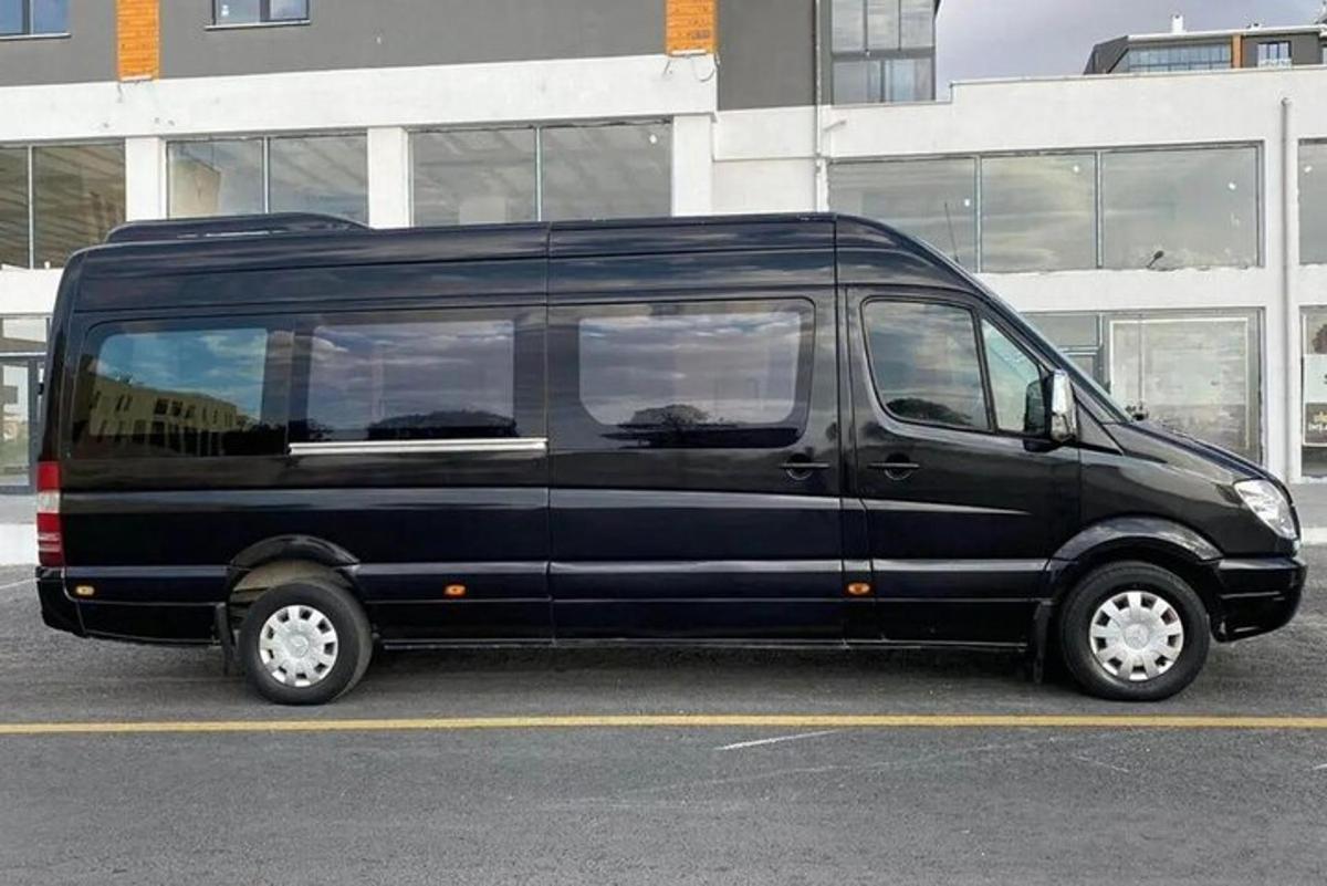 svartur sendibíll lagður á bílastæði